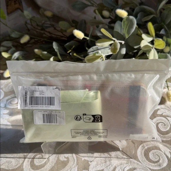 Burberry NEW with original tags, plaid full zip around wallet! $690 Retail - Picture 16 of 16